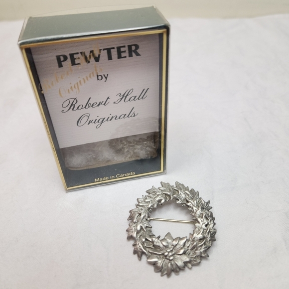 Vintage pewter Christmas wreath brooch - Picture 1 of 5